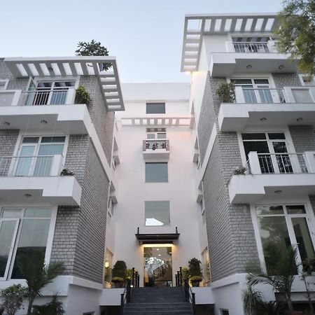 Mantra Amaltas Hotel New Delhi Exterior photo