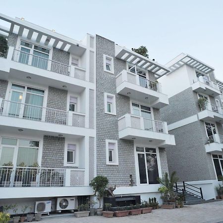 Mantra Amaltas Hotel New Delhi Exterior photo