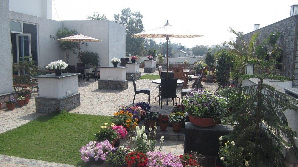 Mantra Amaltas Hotel New Delhi Exterior photo