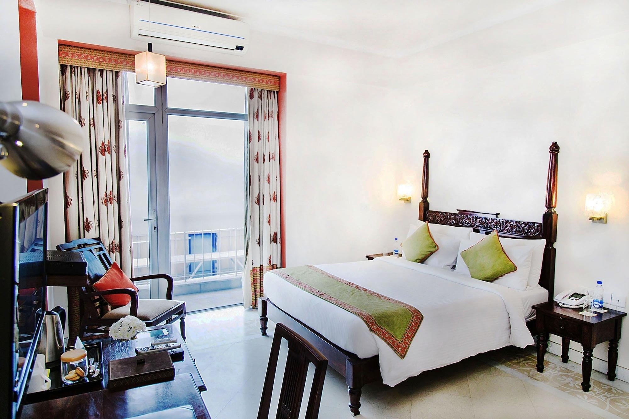 Mantra Amaltas Hotel New Delhi Exterior photo