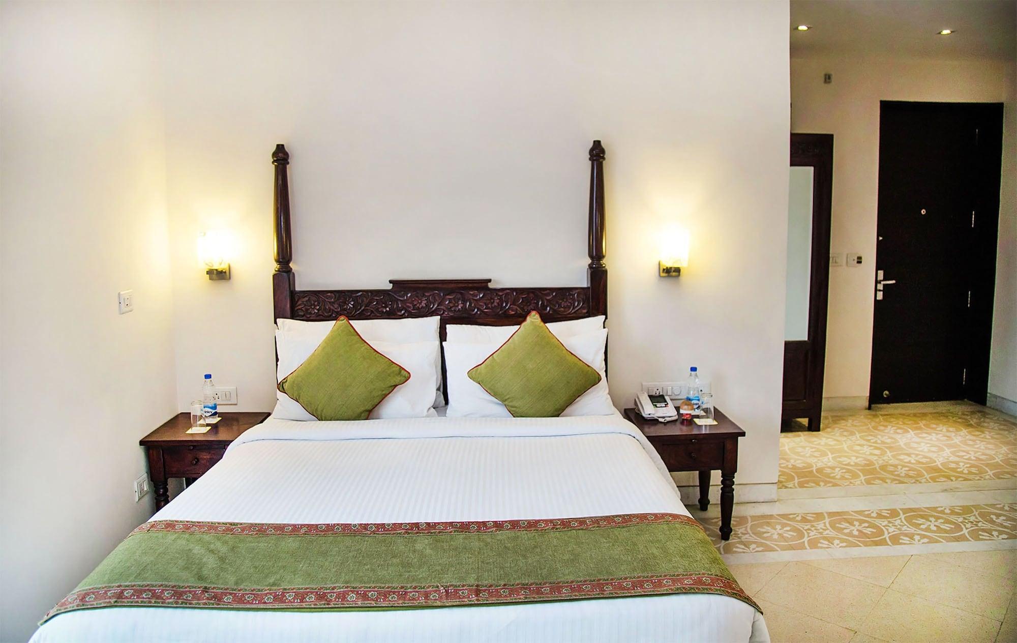 Mantra Amaltas Hotel New Delhi Exterior photo