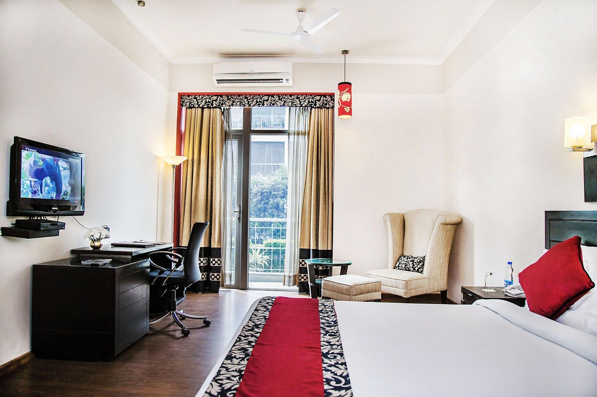 Mantra Amaltas Hotel New Delhi Exterior photo