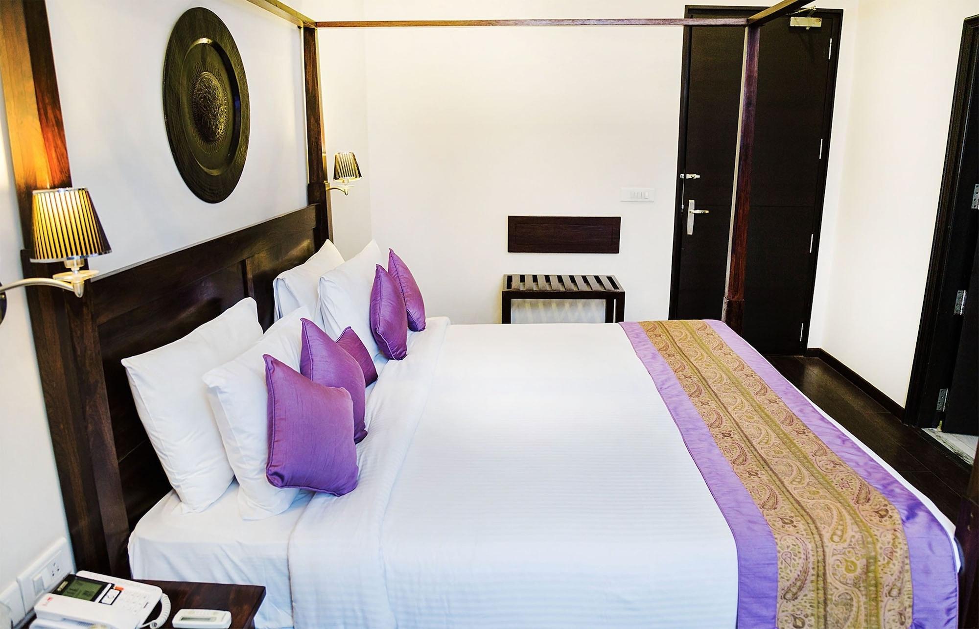 Mantra Amaltas Hotel New Delhi Exterior photo