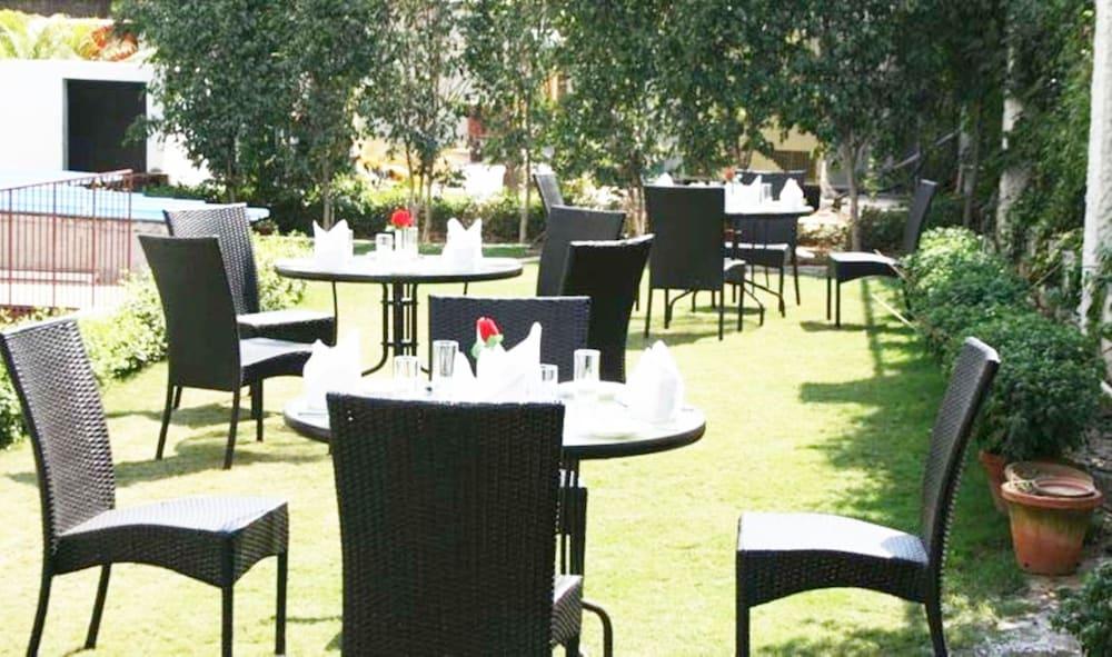 Mantra Amaltas Hotel New Delhi Exterior photo