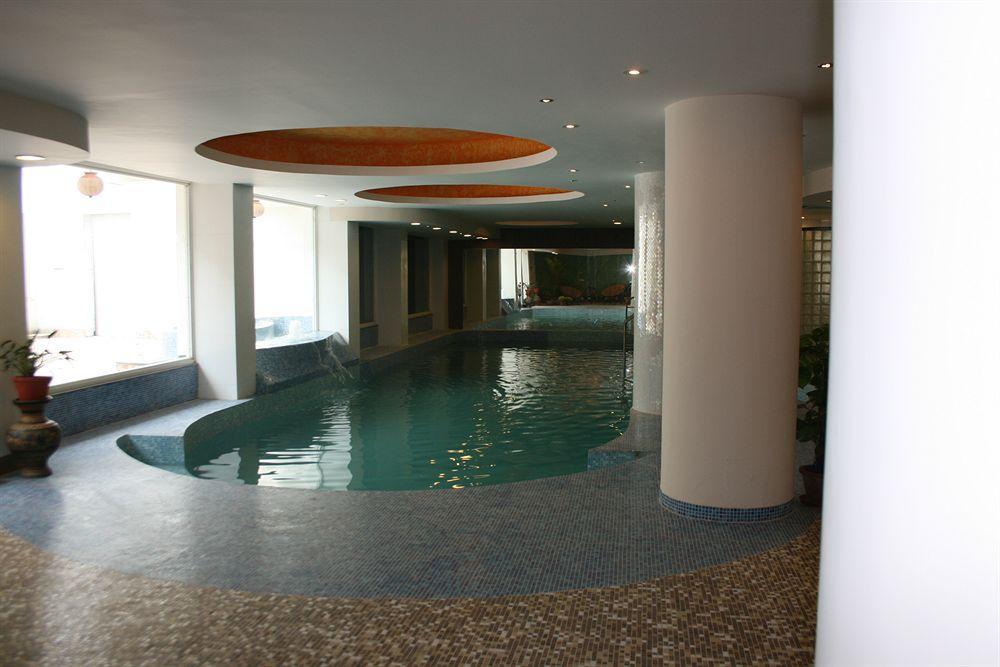 Mantra Amaltas Hotel New Delhi Exterior photo