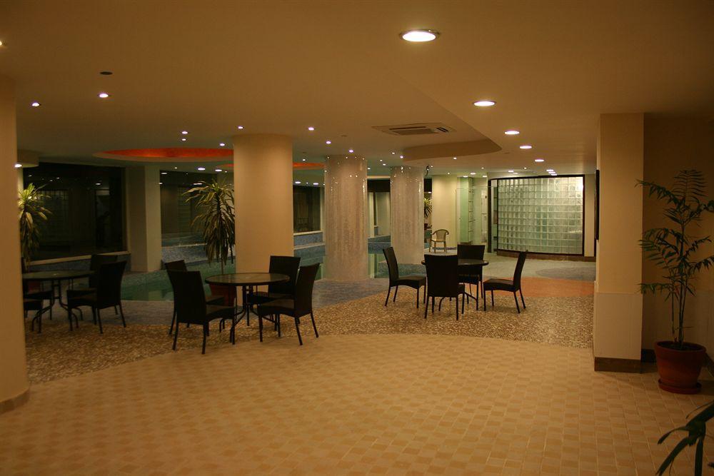 Mantra Amaltas Hotel New Delhi Exterior photo