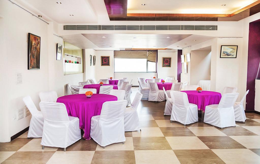 Mantra Amaltas Hotel New Delhi Exterior photo