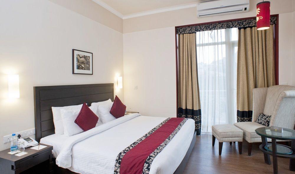 Mantra Amaltas Hotel New Delhi Exterior photo