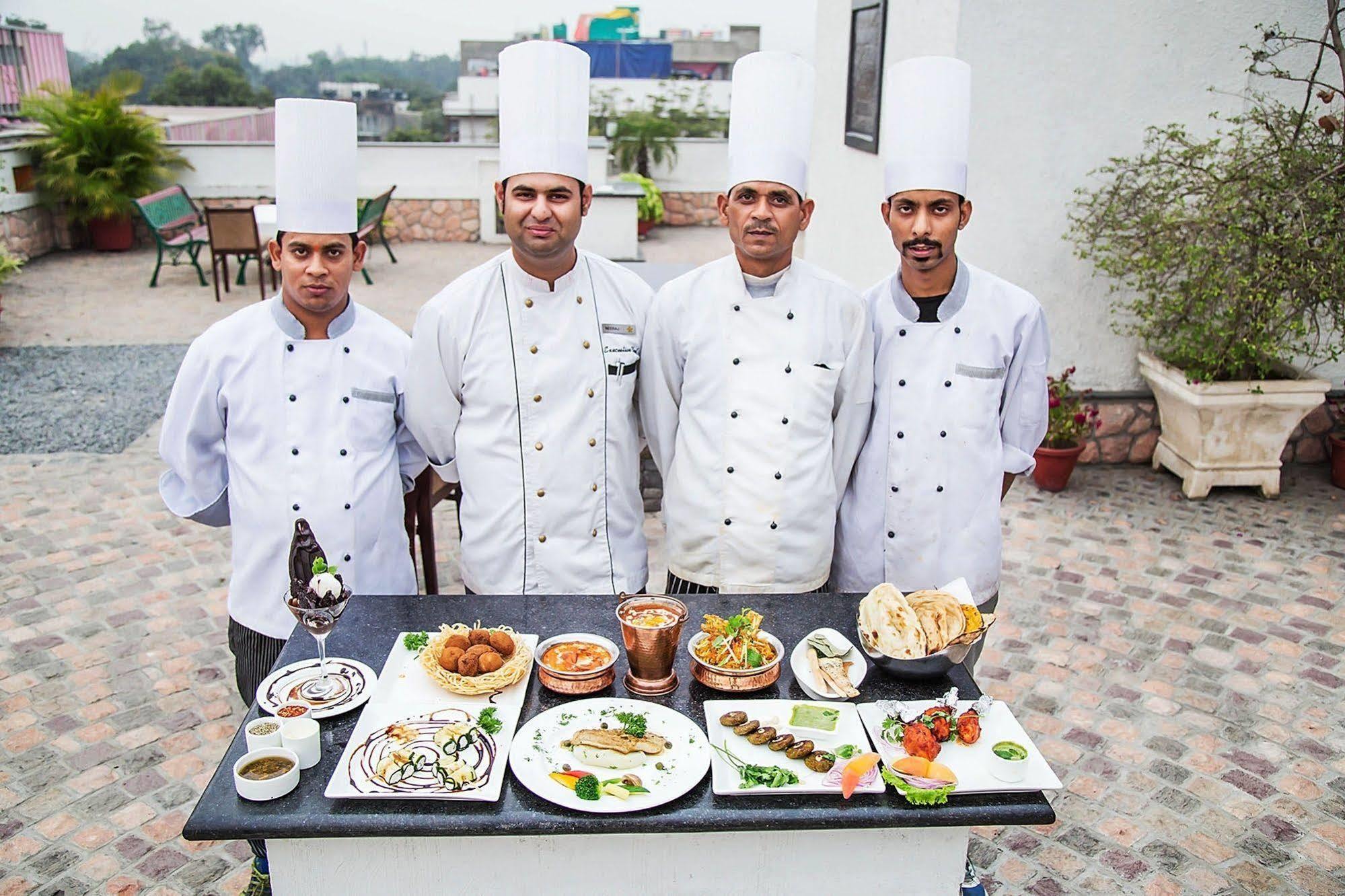 Mantra Amaltas Hotel New Delhi Exterior photo