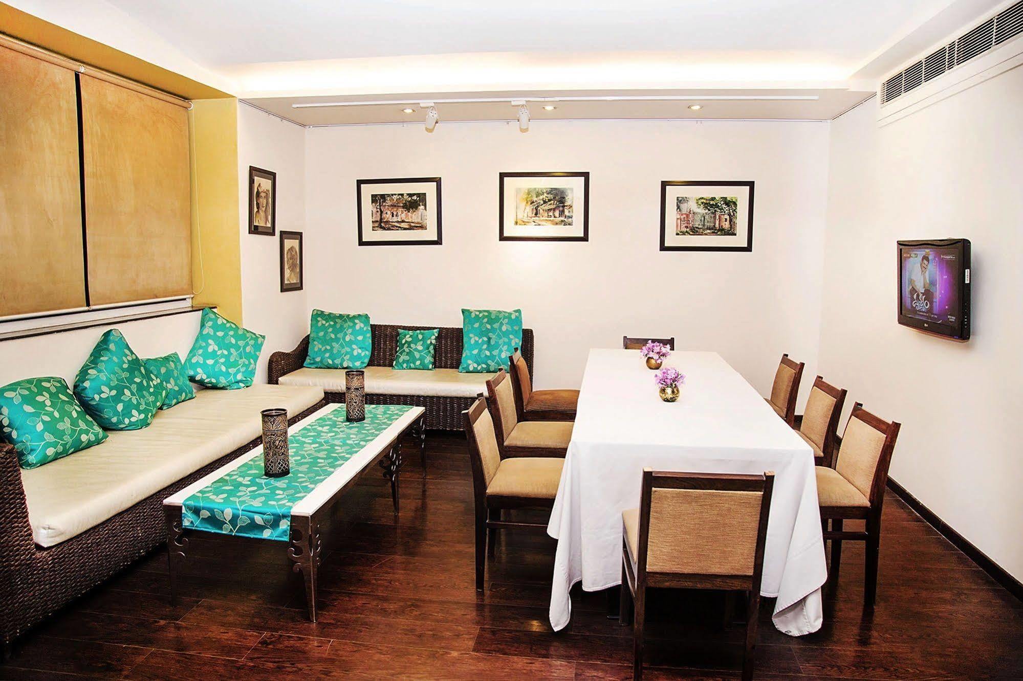 Mantra Amaltas Hotel New Delhi Exterior photo