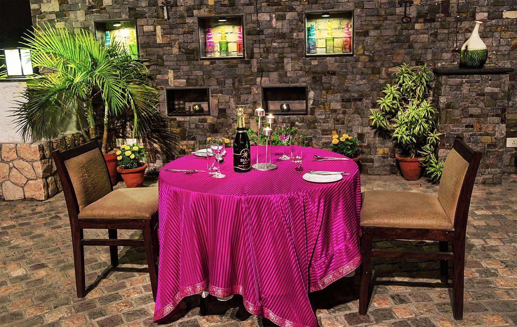 Mantra Amaltas Hotel New Delhi Exterior photo