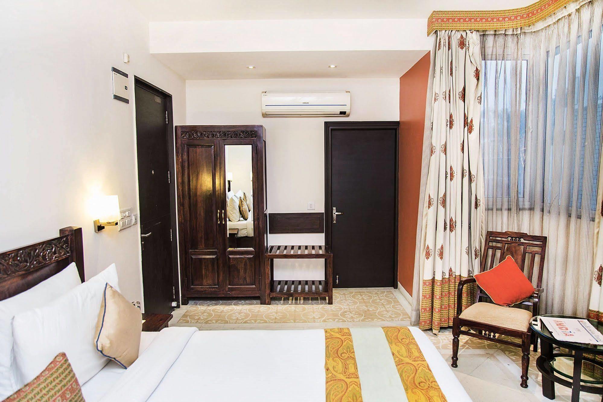 Mantra Amaltas Hotel New Delhi Exterior photo