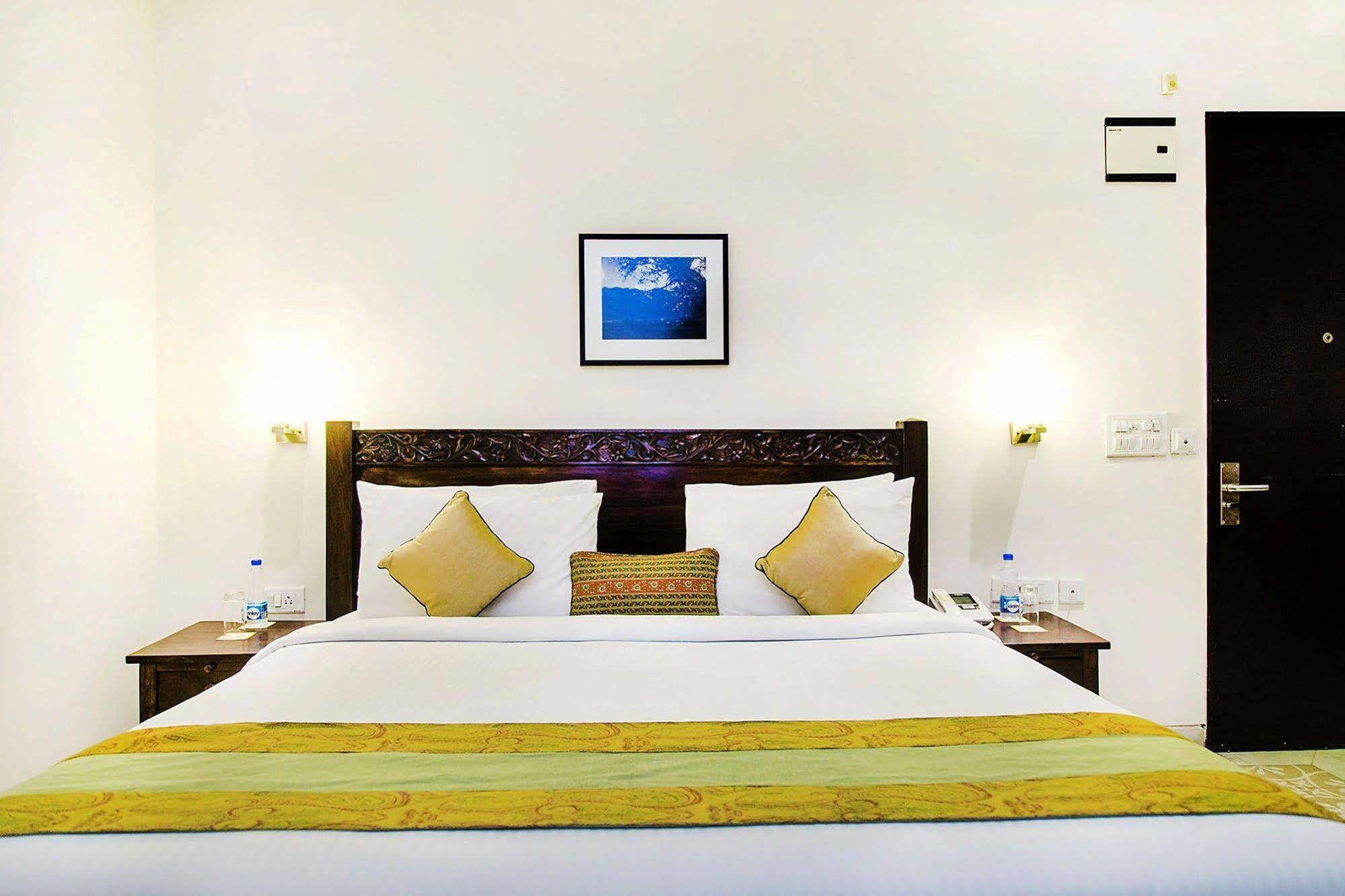 Mantra Amaltas Hotel New Delhi Exterior photo