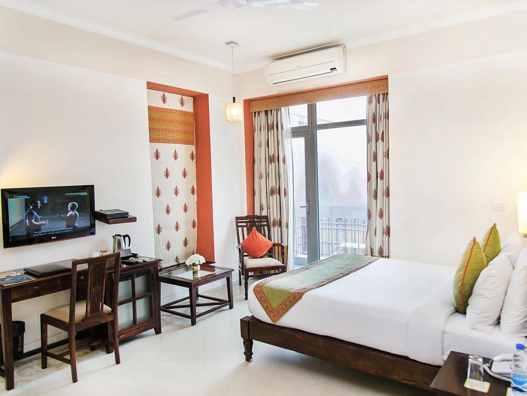 Mantra Amaltas Hotel New Delhi Exterior photo