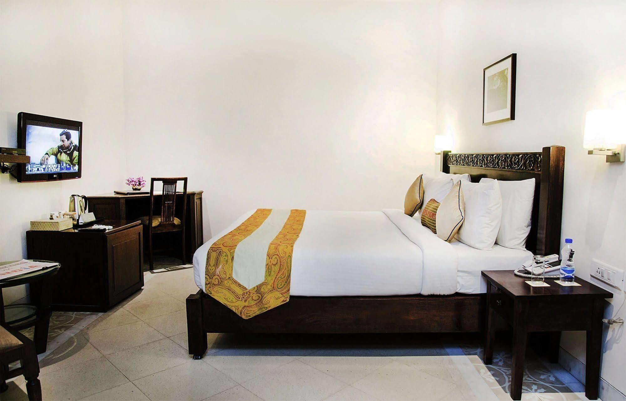 Mantra Amaltas Hotel New Delhi Exterior photo