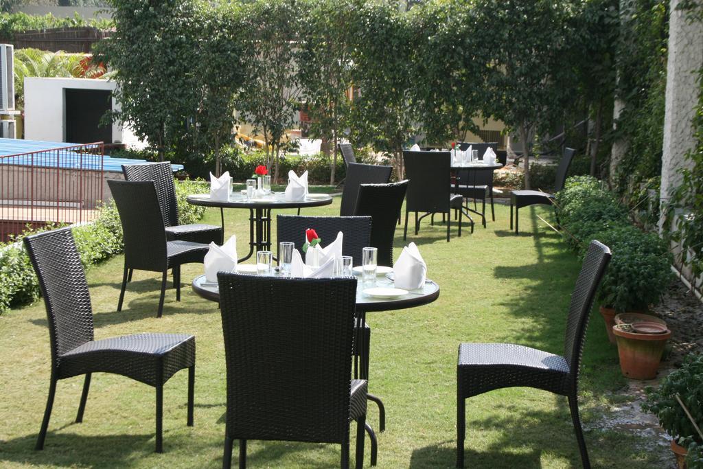 Mantra Amaltas Hotel New Delhi Exterior photo